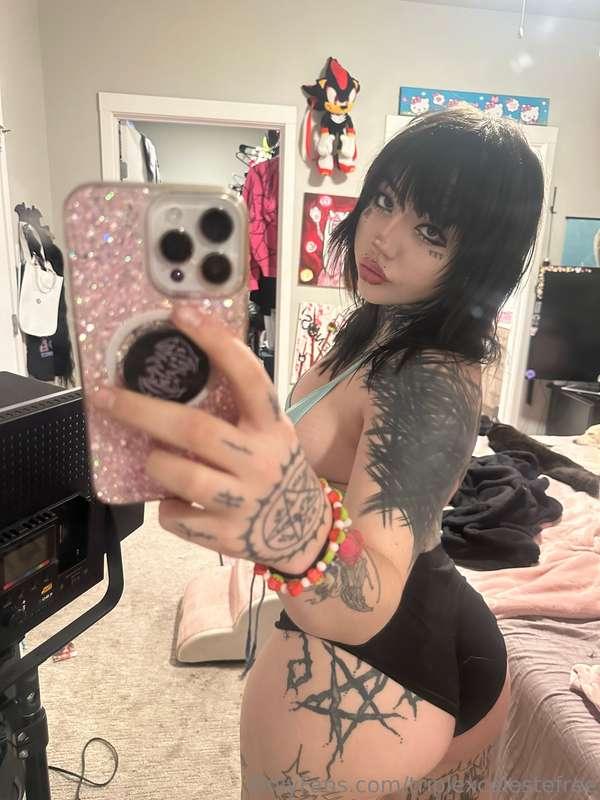 Wanna see what else I’m hiding? 👀 send me a DM 💌