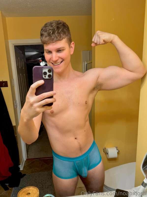 BULGING IN ALL THE RIGHT PLACES 💪👀Flexin’ just enough to mak..