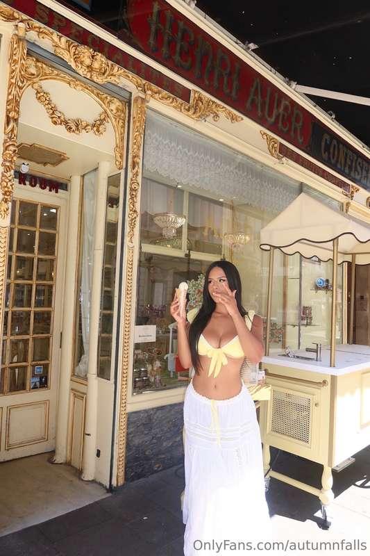 happiness comes with an ice cream👅🍧