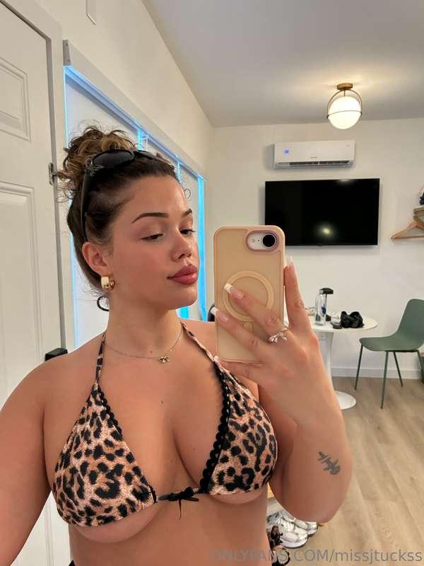 a lil underboob to get ya weak