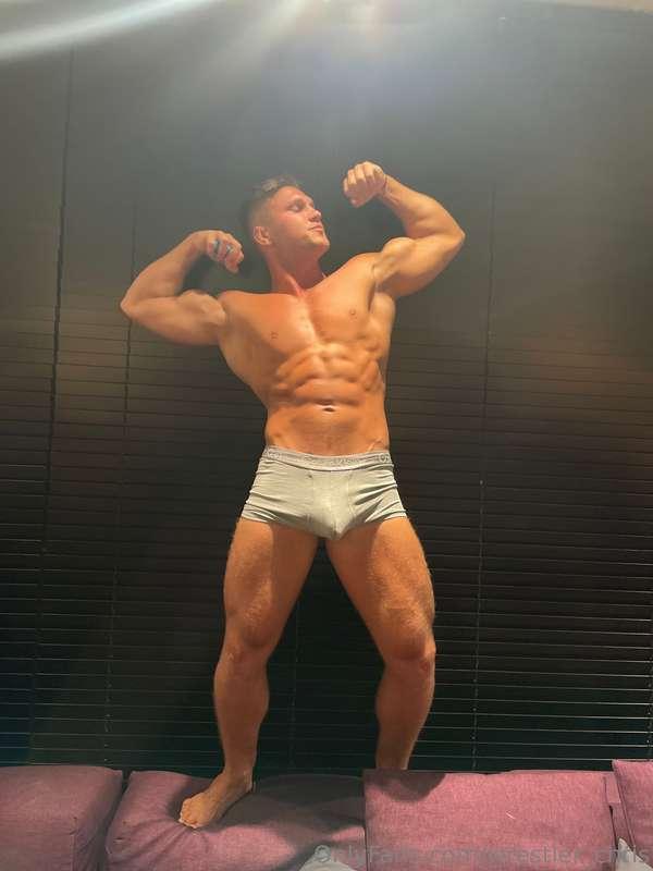 I'm looking for a good boy, obey to me!😈