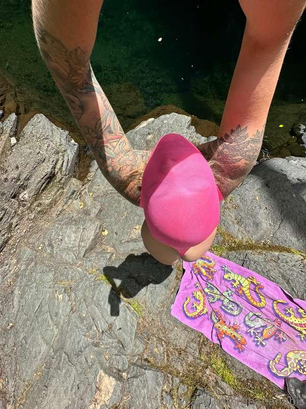 Hi idiots! My other account @bananabis is 70% off for the ne..