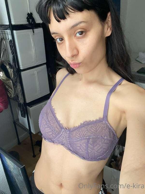 Today is my first day at work so i have to wear bra 😿 wish m..