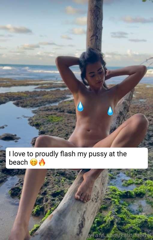 I love to proudly flash my pussy at the beach 🤭🔥