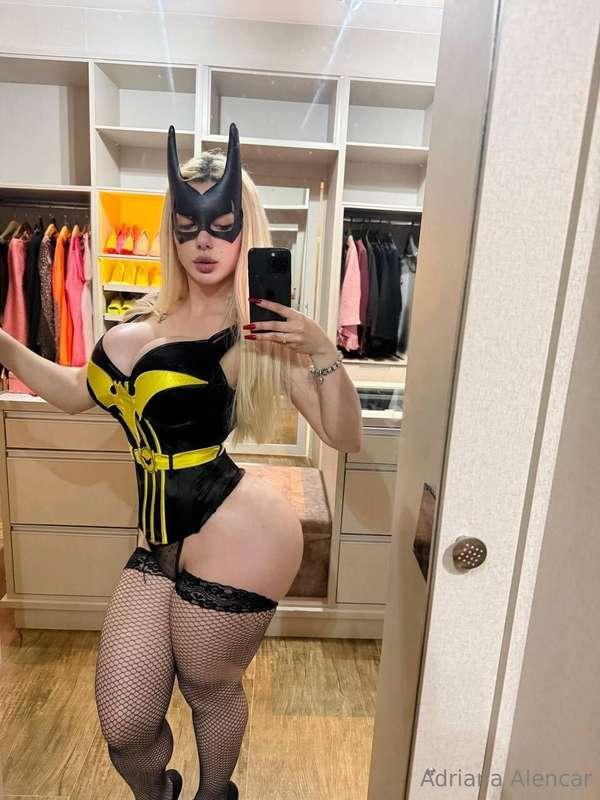 The Batgirl photoshoot is in the oven! 🔥🦇 Just wait—it’s bak..