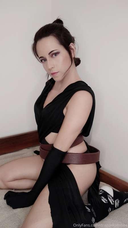 (EN) What if Rey becomes a Sith? 🖤
To celebrate Star Wars da..
