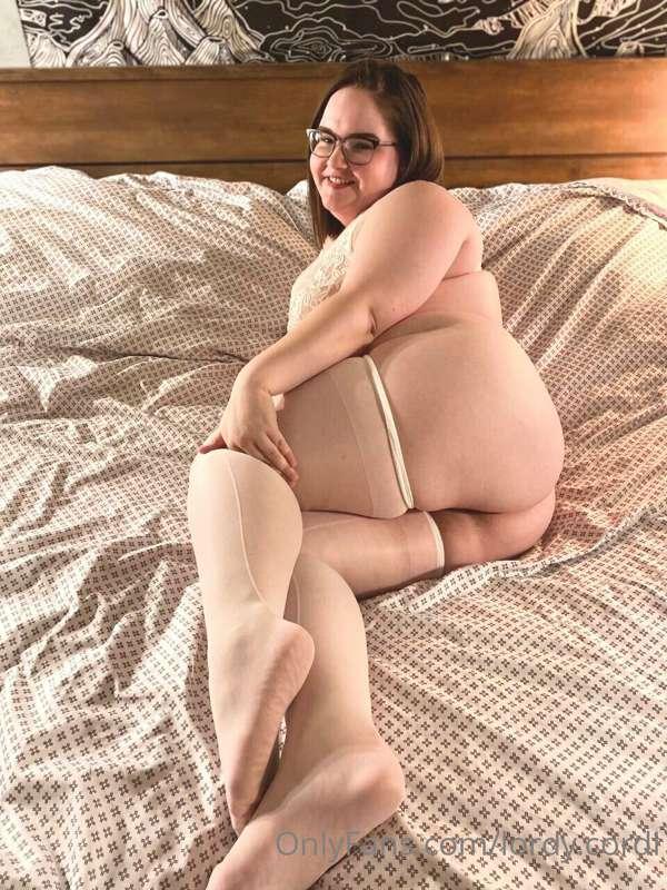 Think you can handle all of these curves ?😉🍑 think again ❕ 
..