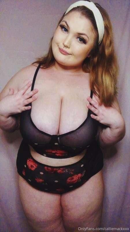 this lingerie set is too cute!!! took some photos in it befo..