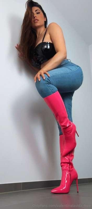 bombshell 💣💥 with pink heels 👠 and blue jeans👖can I make you..