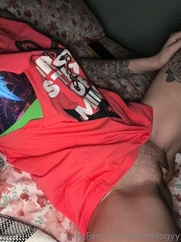 I need a sissy to 69 with 😍 one with a  clitty like mine 😆