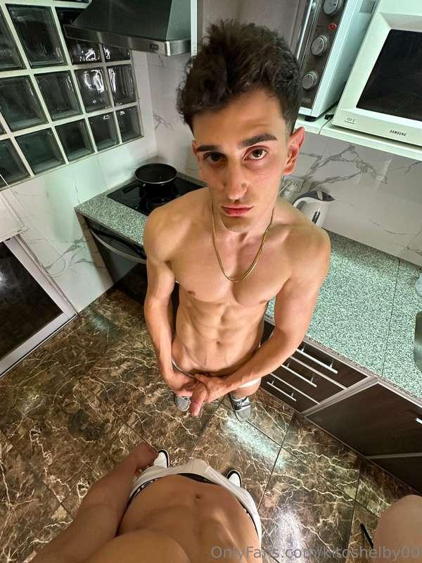 ¿Who is taking this picture? Do you recognize it?
Hint: He's..