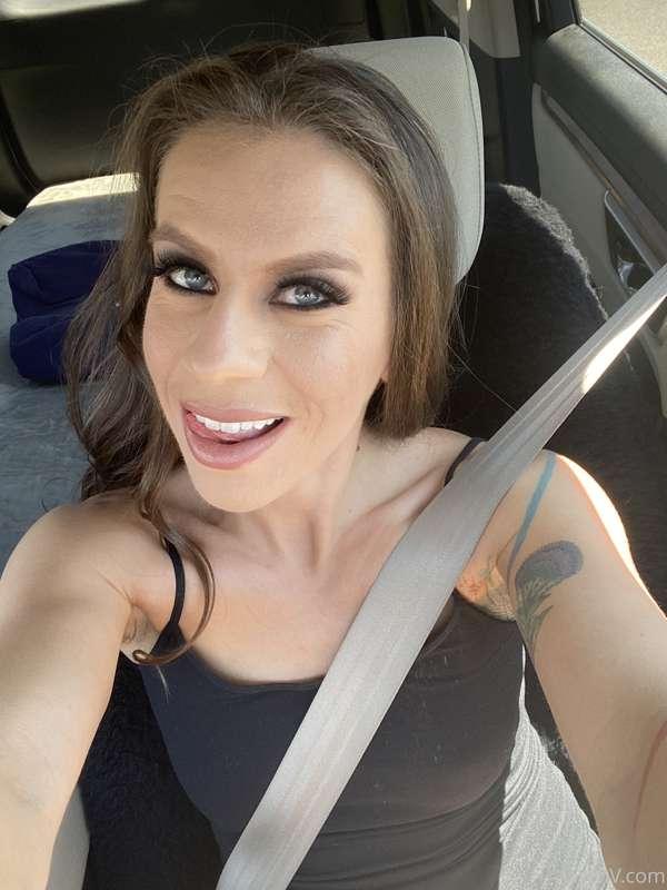 Ciren just had her make up done. She will be shooting with a..
