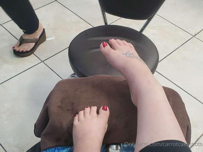 Oh guess what,  our favorite time of the week..pedicures!👣

..