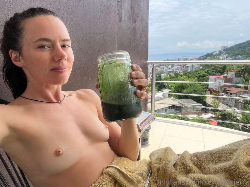 happy fridayyyyy 😇😇 enjoying my greenest of green smoothies,..