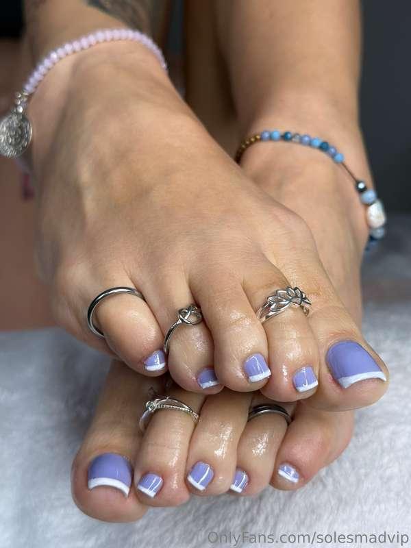 Suck on my toes ONE BY ONE babe 
