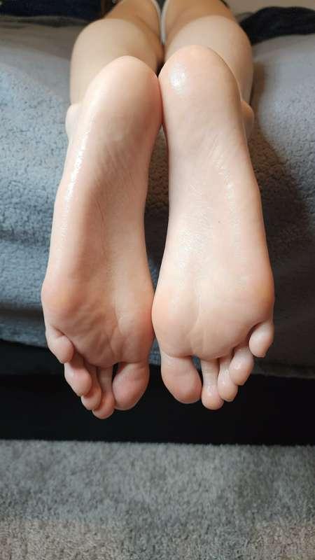 Brand new JOI with cum on my soles! Do you love how I massag..