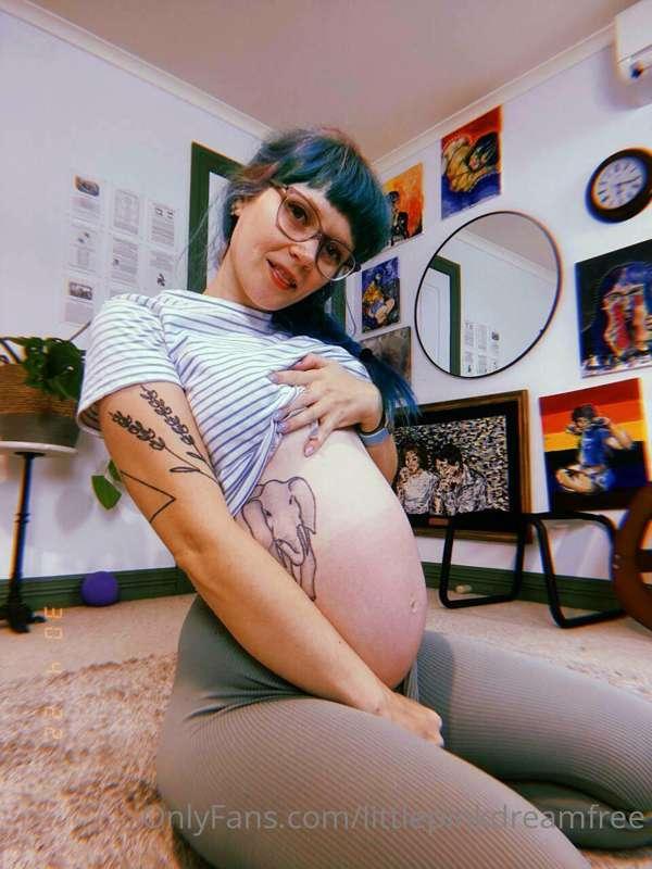 Want to play with a kinky PREGNANT aussie cutie? @heidivfree..