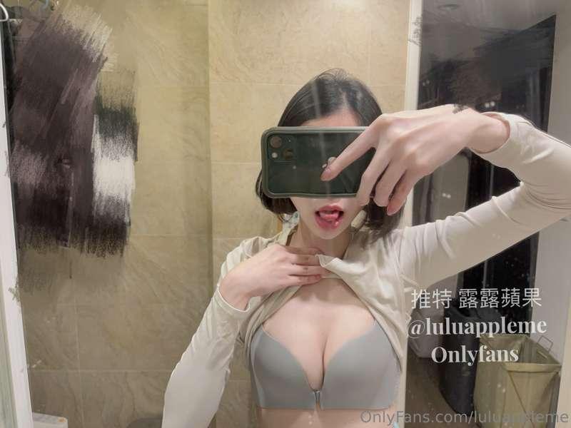 想色誘床友 
結果他只回我：你胸罩歪掉了 而且為什麼不穿深色的？
果然 奶不夠大 沒有話語權
-
好啊，我拍了一堆奶子歪..
