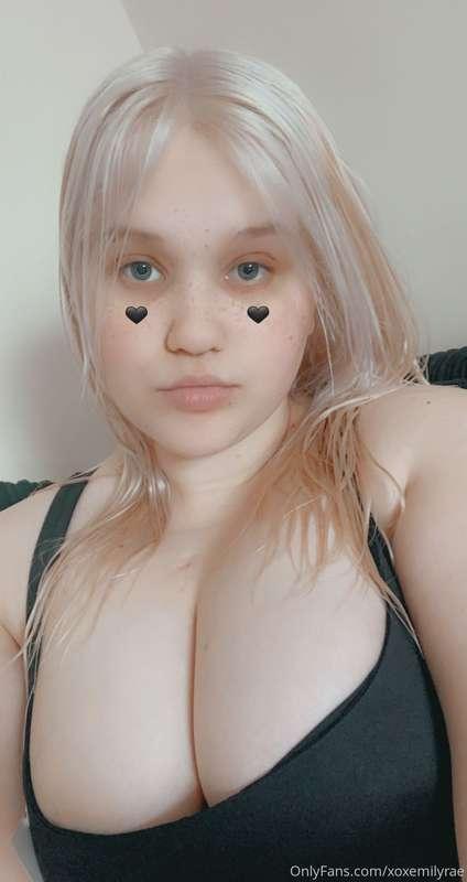 i love this pic! boobies are about too pop! 😍🍒