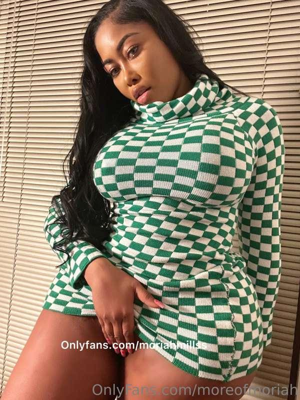 One hand obstructing your view, change my mind😈