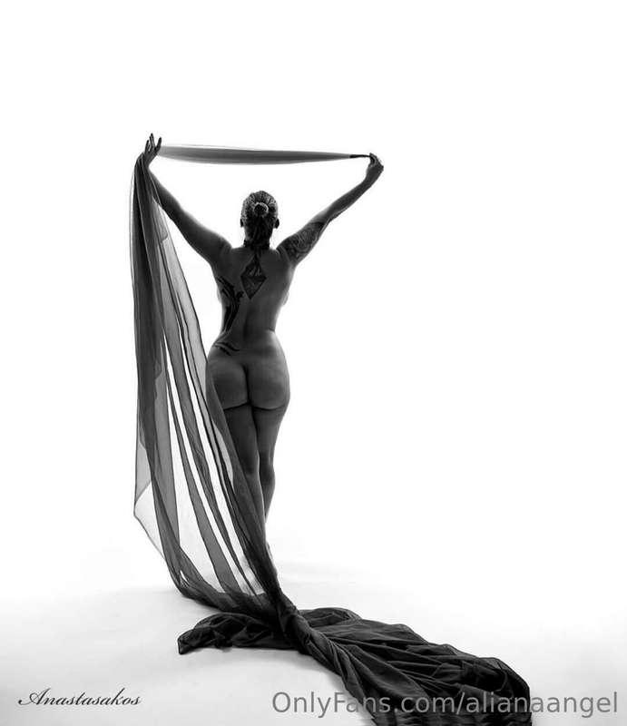 It's Christmas Eve; Happy Holidays~

PH: Anastasakos Photogr..