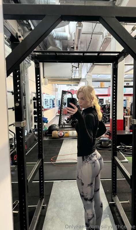 Gym day grind! Don’t worry, I’ll make it bounce later 🍑
