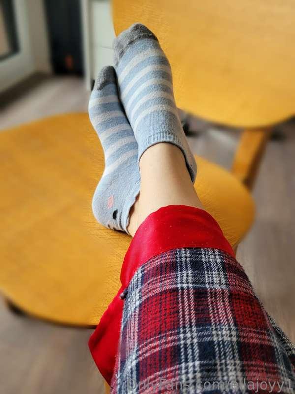 All I want for Christmas is a foot worshipping loser to obey..
