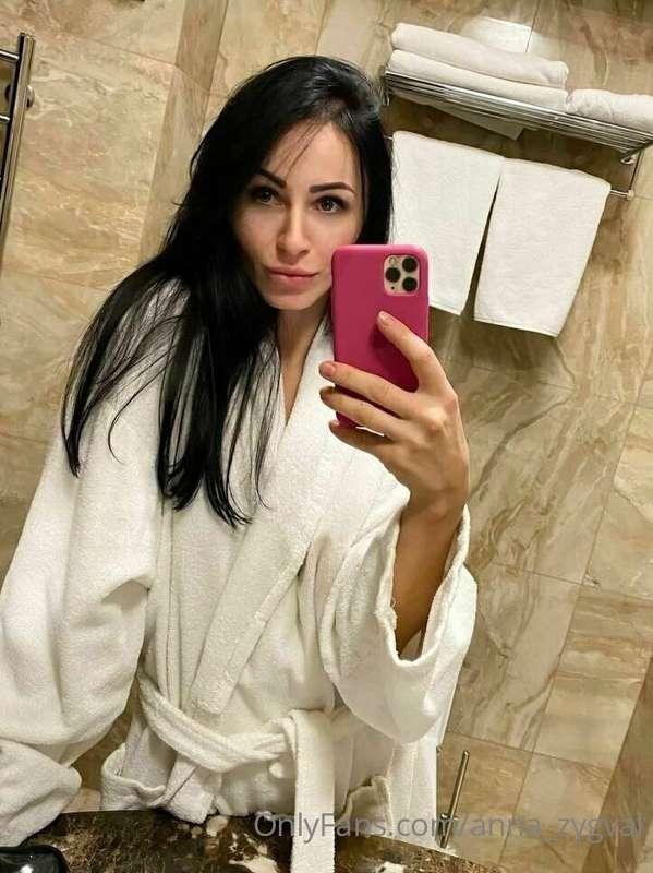 Would you risk being alone with me in a hotel? 😈⚡️