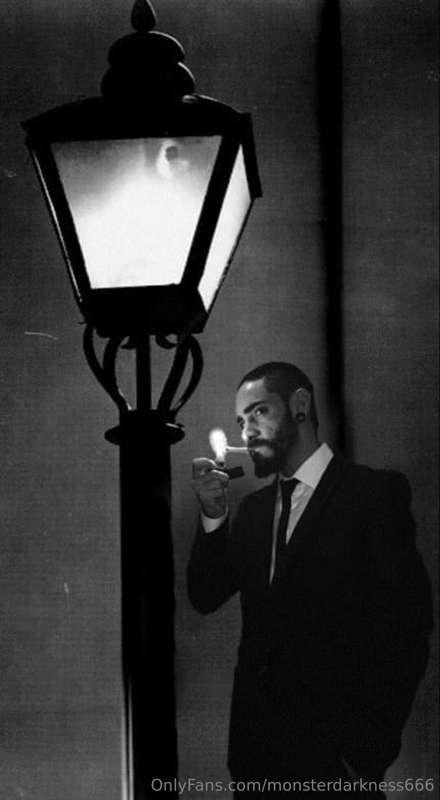 under the light of the street lamp🚬