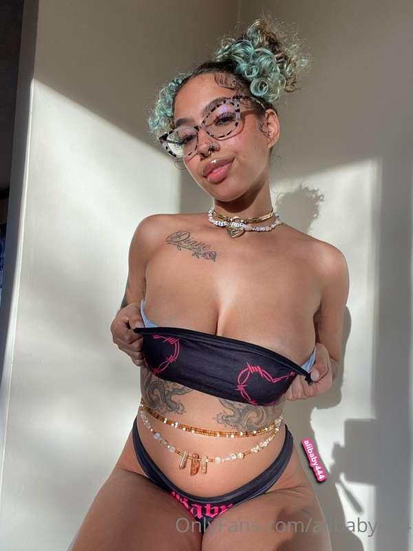 5 pics 💖 scroll 2 see me dump my big titties out of my top, ..