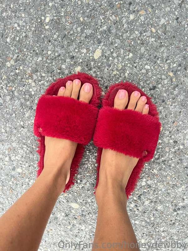 Fresh pedi for all you French tip lovers 😉💕👣