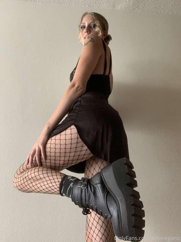 6 foot 5 in my boots. Happy to curb stomp anyone who needs i..