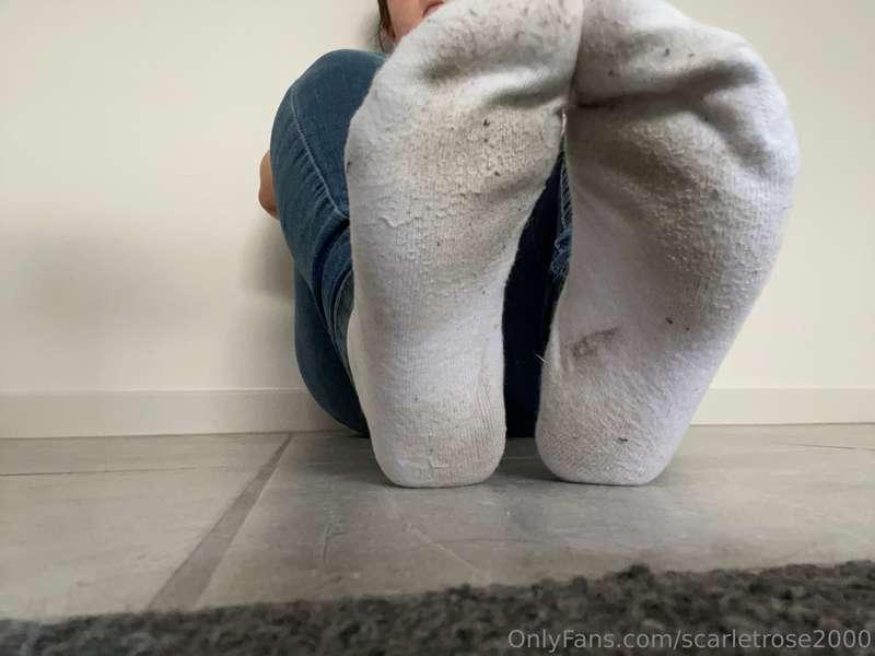 Do you like my dirty socks ? Want to see me take them off 😘