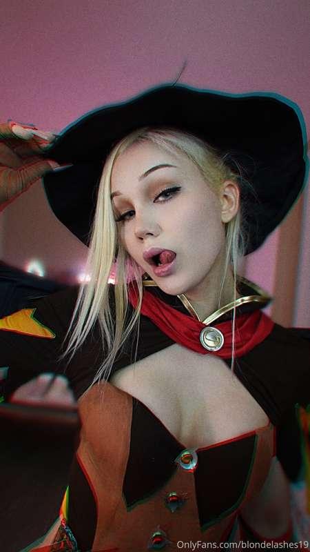 Did someone call for a b/witch? 👻💝 Mercy