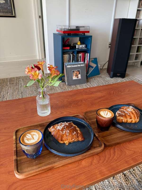 POV I prepare us coffee and breakfast and put on a record ☕️..