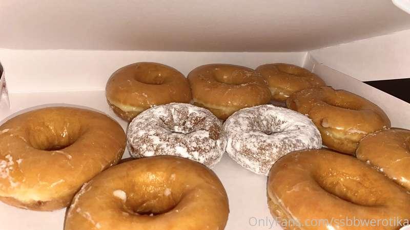 Enjoying some donuts for breakfast this morning 😋 🍩