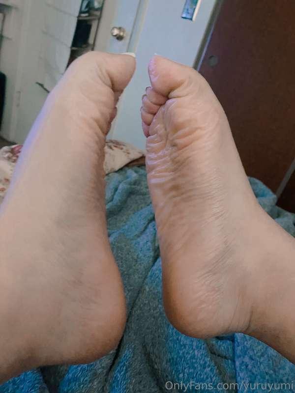 Put your hard dick in between these feet 🍆👣
