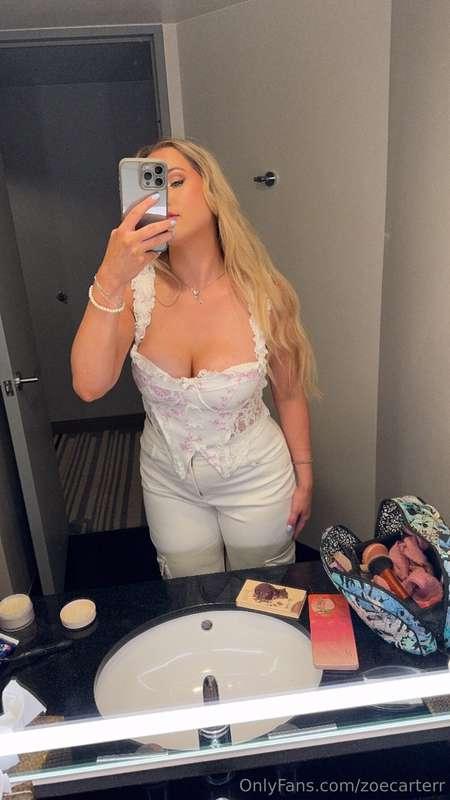 i think i gotta buy more white clothes 🥰