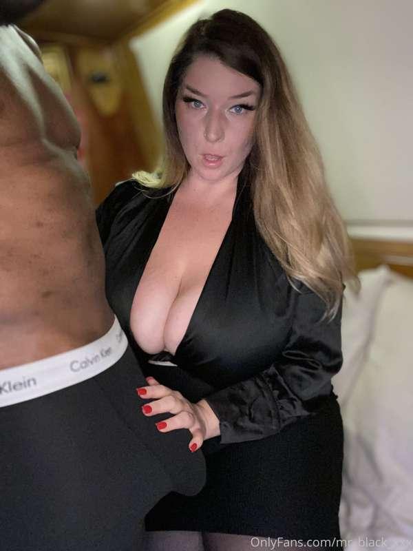 You lucky boys get to see my new cock hungry MILF @the_kitty..