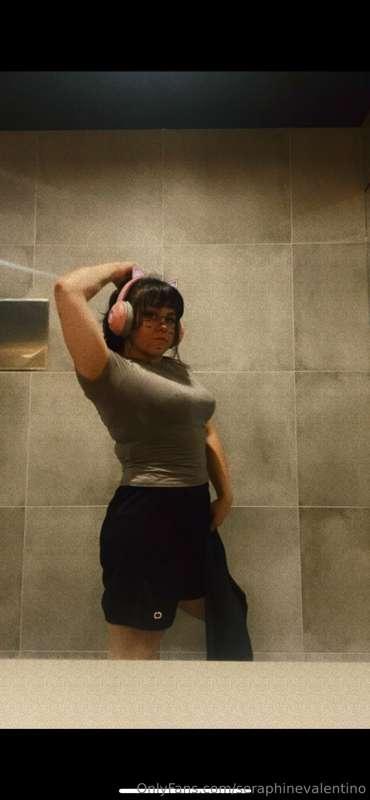 Wanna watch me undress after smashing it at gym like a bad b..