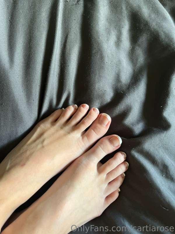 nothing like a fresh pedicure 💅🏼 are my toes suckable? 😜