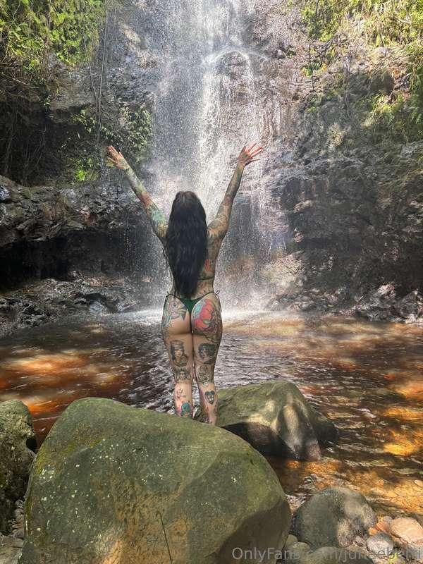 the waterfalls aren’t the only 💦 thing in this pic ;3 