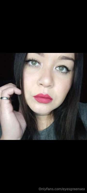 @eyesgreensex Hello baby, are you looking for a girlfriend? ..