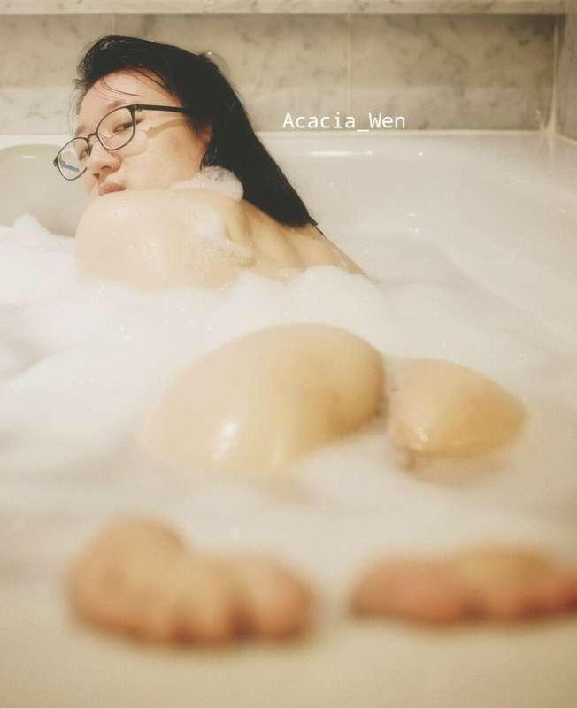 Wish i was not alone in this bathtub ♡