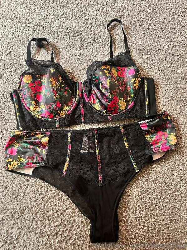 Which of my new lingerie do you want to watch me get fucked ..