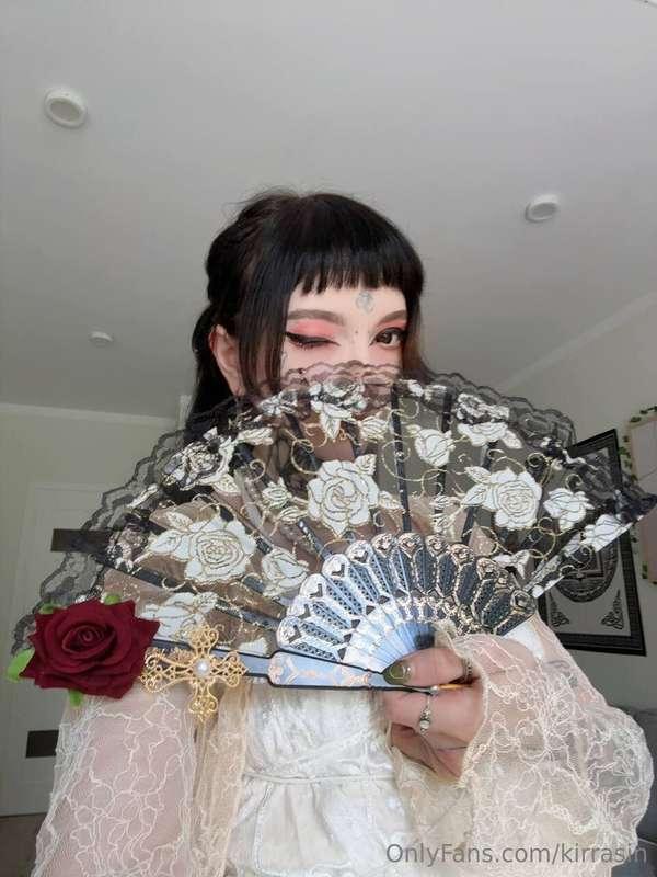 This fan really goes with my dress. I look like a flirty gir..