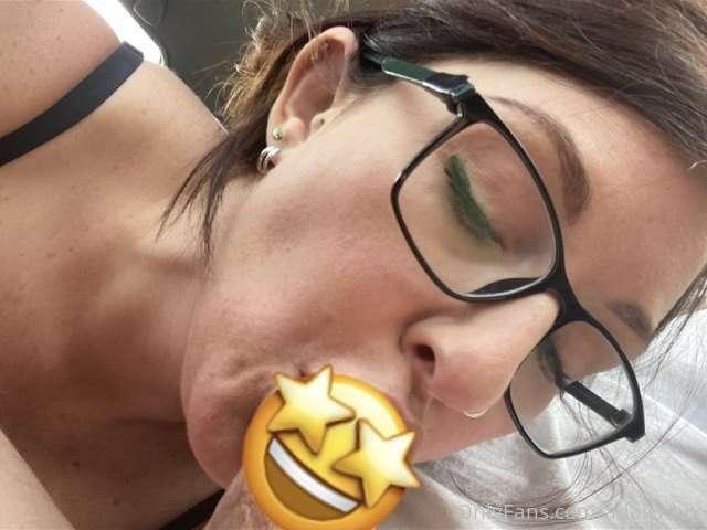 Hmmm, what do I have in my mouth....? 😏
Like or comment for ..