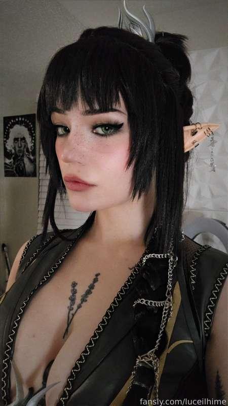 Shadowheart costest went well! Gotta tweek a few things but can't wait to do a whole shoot as her! White hair version too 🖤🤍 


#gamer #cosplay #shadowheartcosplay #bg3 #nerdy #alt #boobs #bg3shadowheart