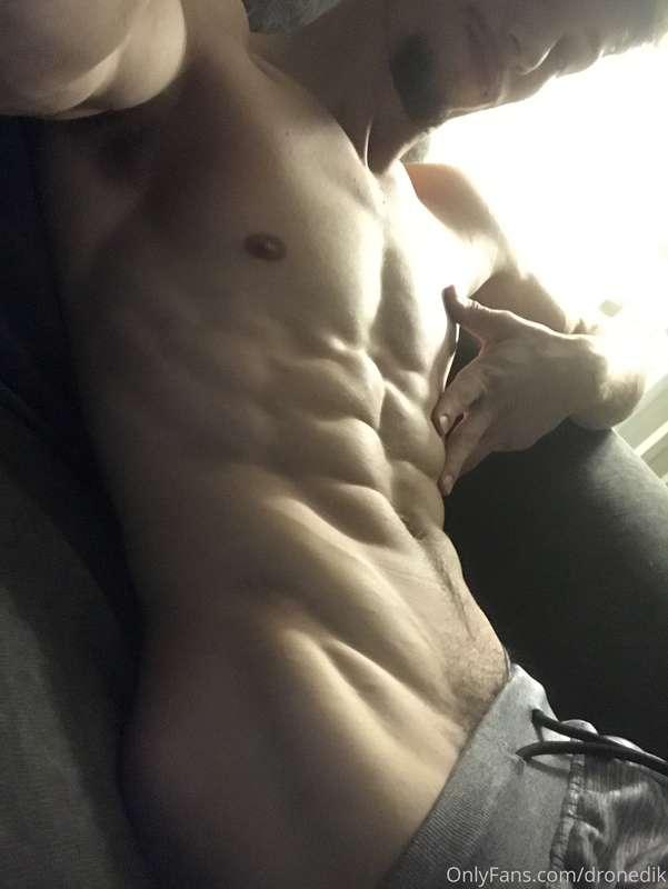 I wish I could just make vids jacking off right here😭😏 maybe..