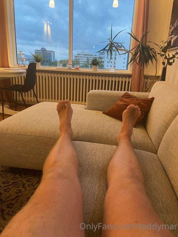 Little bit of feet action for those who like that 😏 Size 50 ..